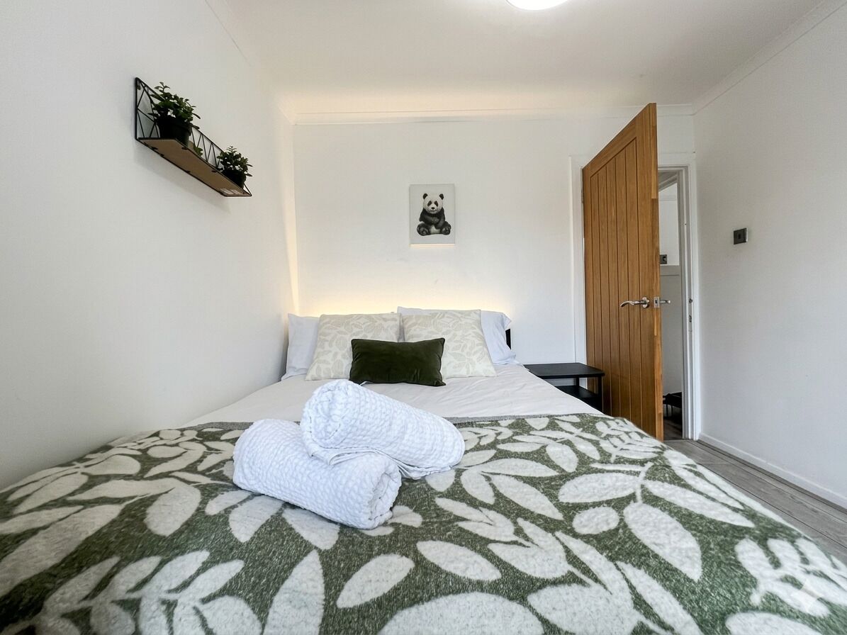 Iron/ironing board, internet, bed sheets