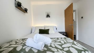 Iron/ironing board, internet, bed sheets