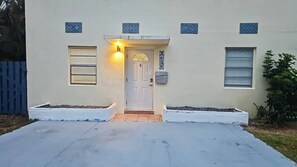 Exterior detail - Olivia's White Haven (Hollywood)