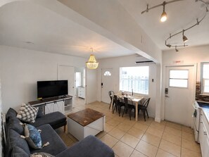 Living area - Olivia's White Haven (Hollywood)