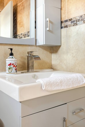 Bathroom - CASA ESPECIAL 10min from Dorado 20 from San Juan (Levittown)