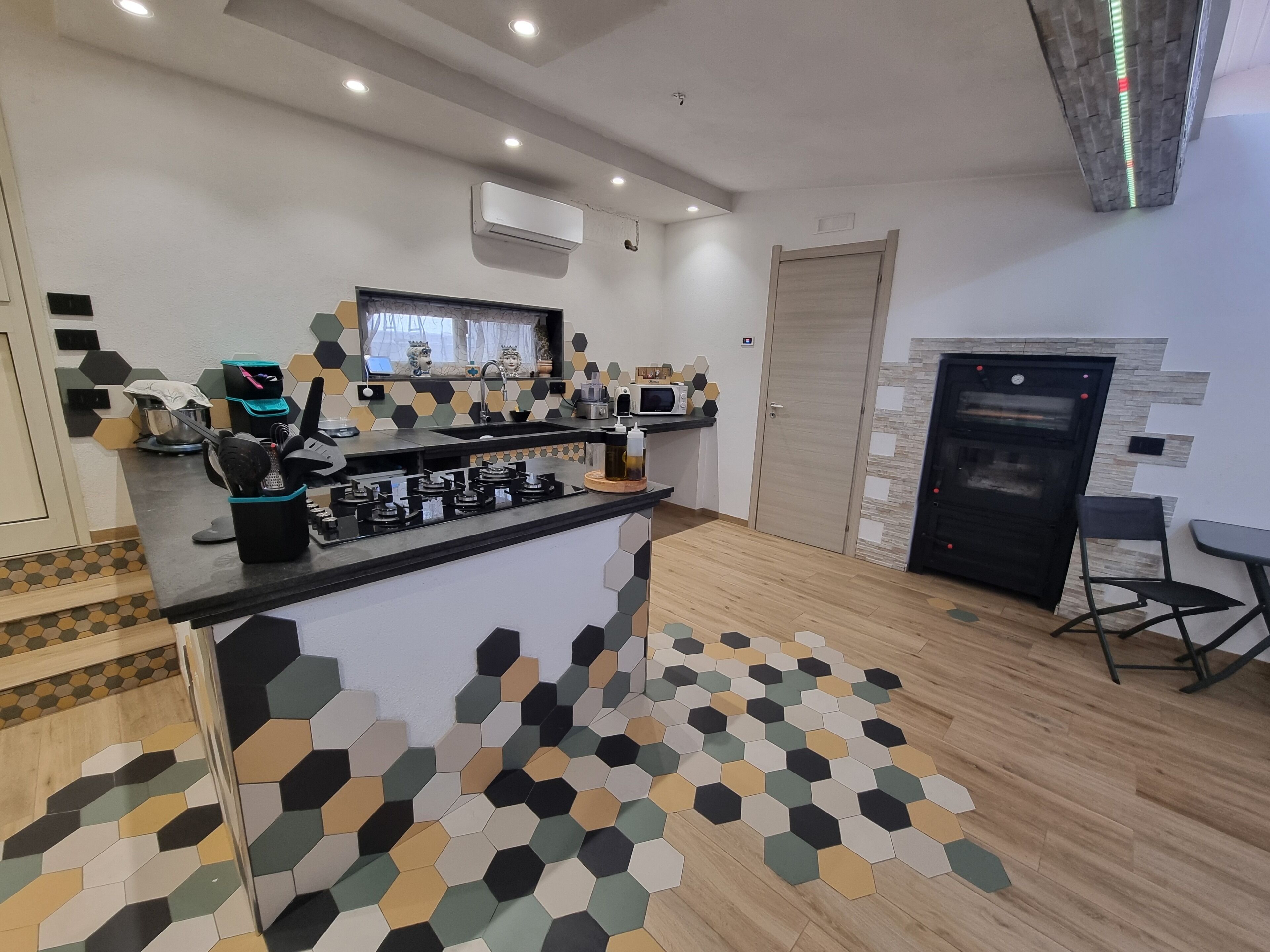 Macchina per tè/caffè, frigorifero, microonde, piano cottura