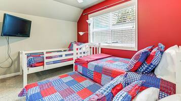 3 bedrooms, desk, travel crib, internet