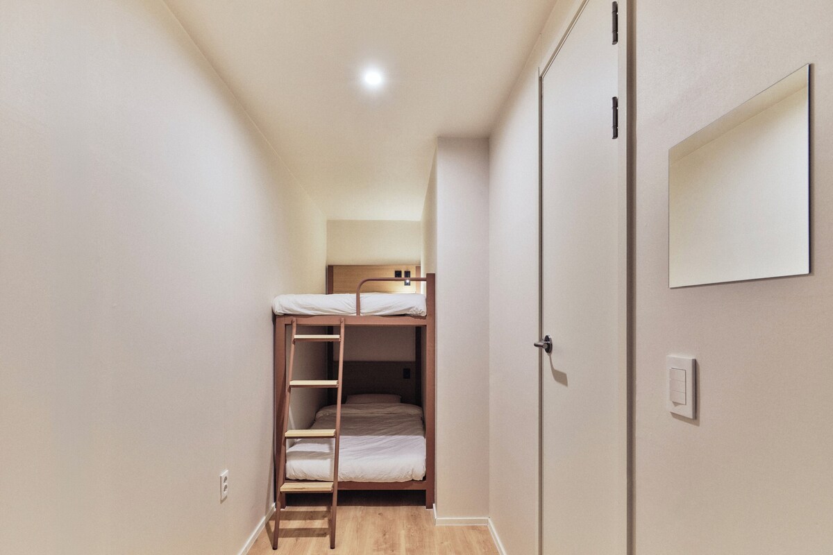 Basic Twin Room | Free WiFi, bed sheets