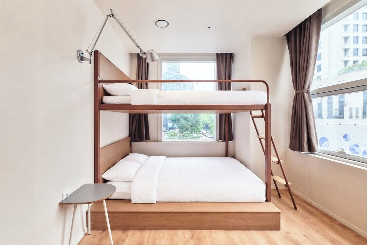 Signature Quadruple Room, City View, Corner | Free WiFi, bed sheets