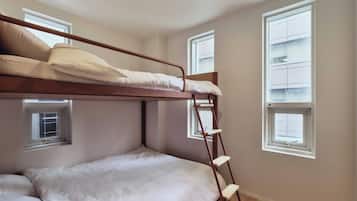 Standard Quadruple Room | WiFi (free), bed sheets
