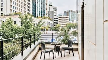 Chambre Quadruple Signature, terrasse, vue ville | Terrasse/Patio