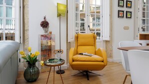 Lejlighed (2 Bedrooms) | Opholdsområde | 52-tommers smart-tv med digitale kanaler