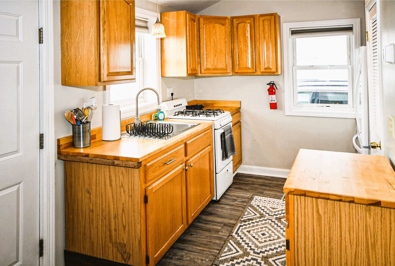 Coffee/tea maker, fridge, microwave, oven