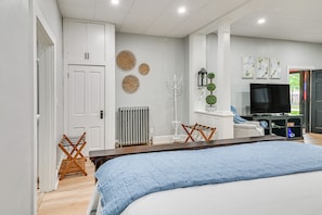 Room - Boutique Mansion Studio in Downtown Bedford (Bedford)