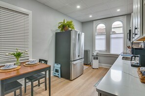 Private kitchen - Boutique Mansion Studio in Downtown Bedford (Bedford)