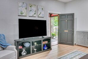 Living area - Boutique Mansion Studio in Downtown Bedford (Bedford)