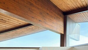 A room with two beds, a wooden ceiling, and a skylight. - Architect-designed holiday home close to the beach (Løkken)