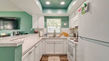 Coffee/tea maker, fridge, microwave, stovetop