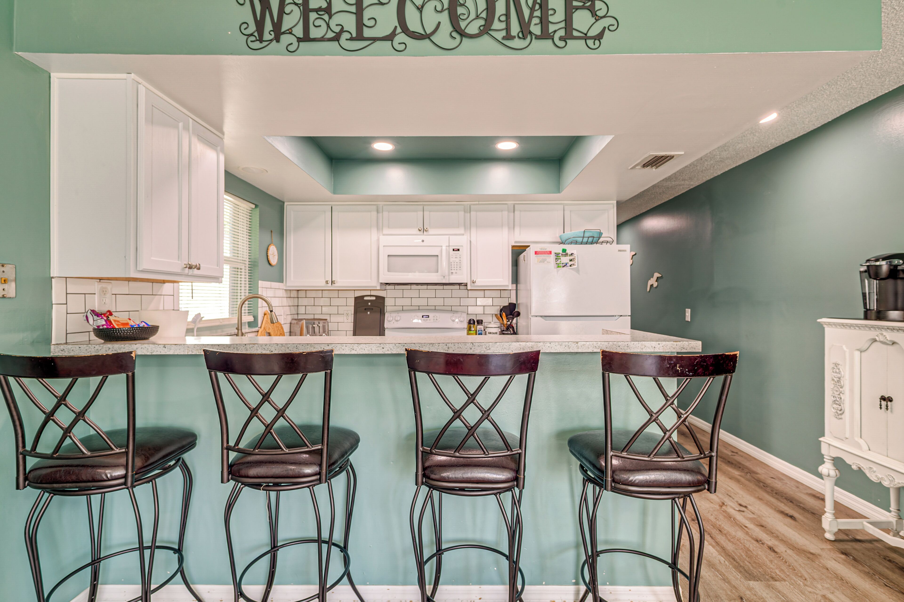 Coffee/tea maker, fridge, microwave, stovetop