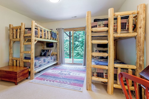 Serene Wooded Cabin w/ Decks, 4 Mi to Dtwn Murphy
