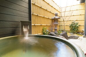 Outdoor spa tub - Vrbo Property (大阪市東成区東小橋2丁目)