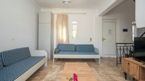 Una sala de estar con un sofá, una mesa de centro y un televisor.