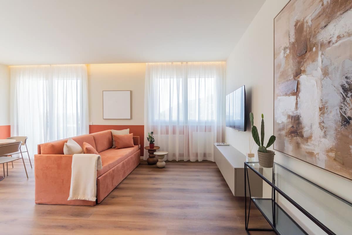 Apartment, Balkon, Bergblick | Wohnbereich | 32-Zoll-Fernseher mit Kabelempfang