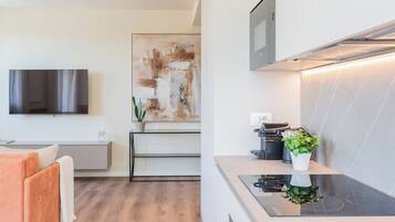 Appartement, balkon, uitzicht op bergen | Privékeuken | Een espressoapparaat, een koelkast met diepvriezer, een oven