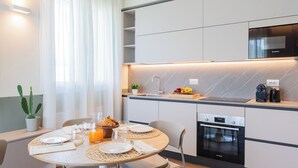 A modern kitchen with a built-in Bosch oven, a microwave, and a sink. - Circle Bike Residence by Rent All Como. (Tavernerio)