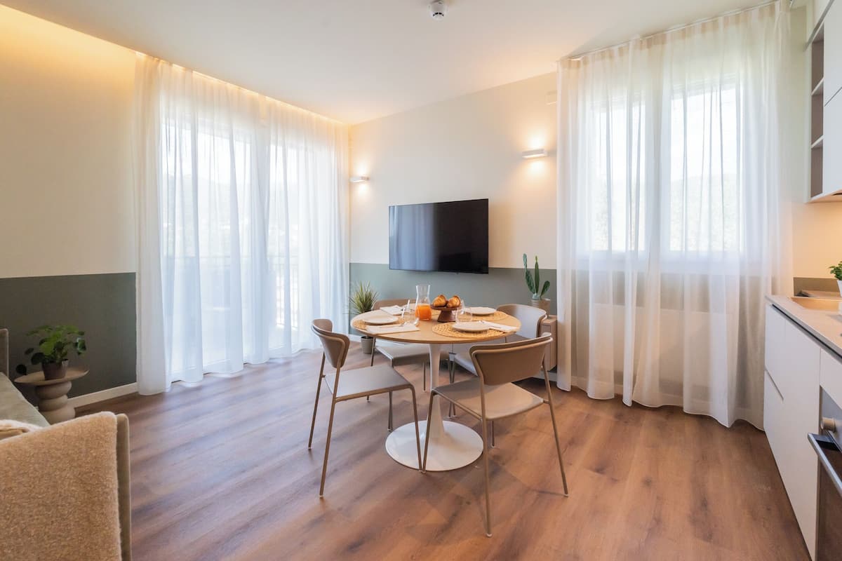 Apartment (2 Bedrooms) | Wohnbereich | 32-Zoll-Fernseher mit Kabelempfang