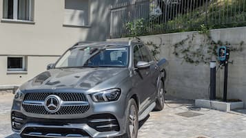 Un SUV Mercedes-Benz argenté était garé à une borne de recharge.
