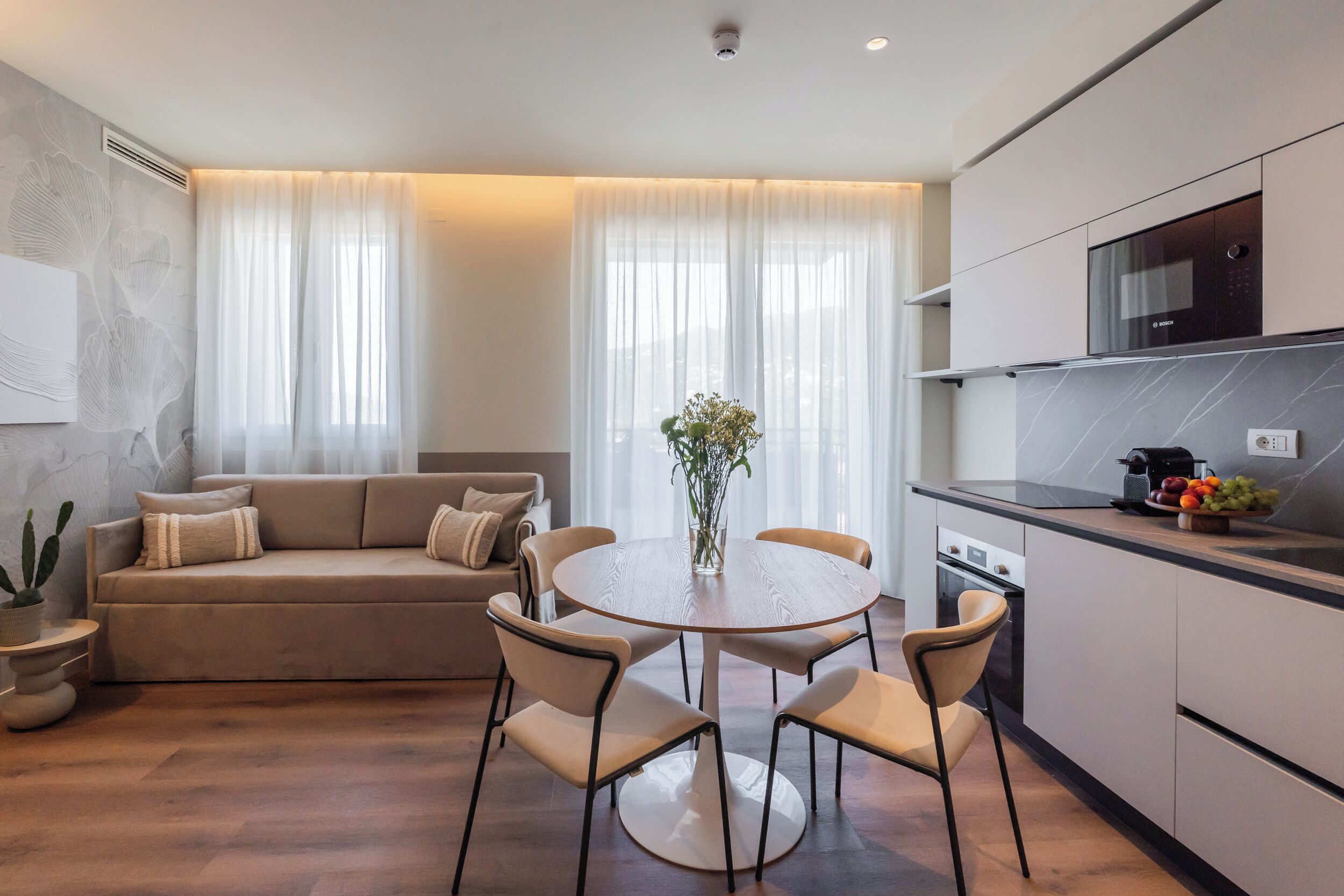 Departamento, balcón, vista a la montaña | Cocina privada | Cafetera de espresso, refrigerador con congelador y horno 