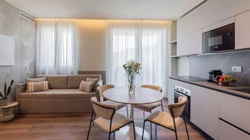 Departamento, balcón, vista a la montaña | Cocina privada | Cafetera de espresso, refrigerador con congelador y horno