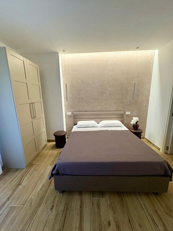 Classic Double Room, Non Smoking | Minibar, blackout curtains, soundproofing, free WiFi