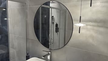 Chambre Quadruple Familiale, non-fumeur, balcon | Salle de bain