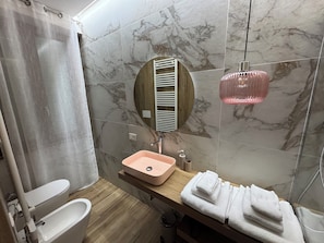Comfort Double Room, Non Smoking, Balcony | Bathroom - Quintana City Rooms (Foligno)