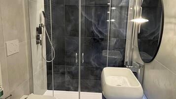 Family Quadruple Room, Non Smoking, Balcony | Bathroom
