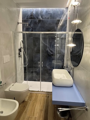 Family Quadruple Room, Balcony, Garden View | Bathroom - Quintana City Rooms (Foligno)