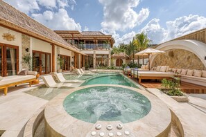 A resort with a swimming pool, a hot tub, and outdoor seating areas. - Villa Provence – 8BDR, Jacuzzi, Cinema, Rooftop (Kabupaten Badung)