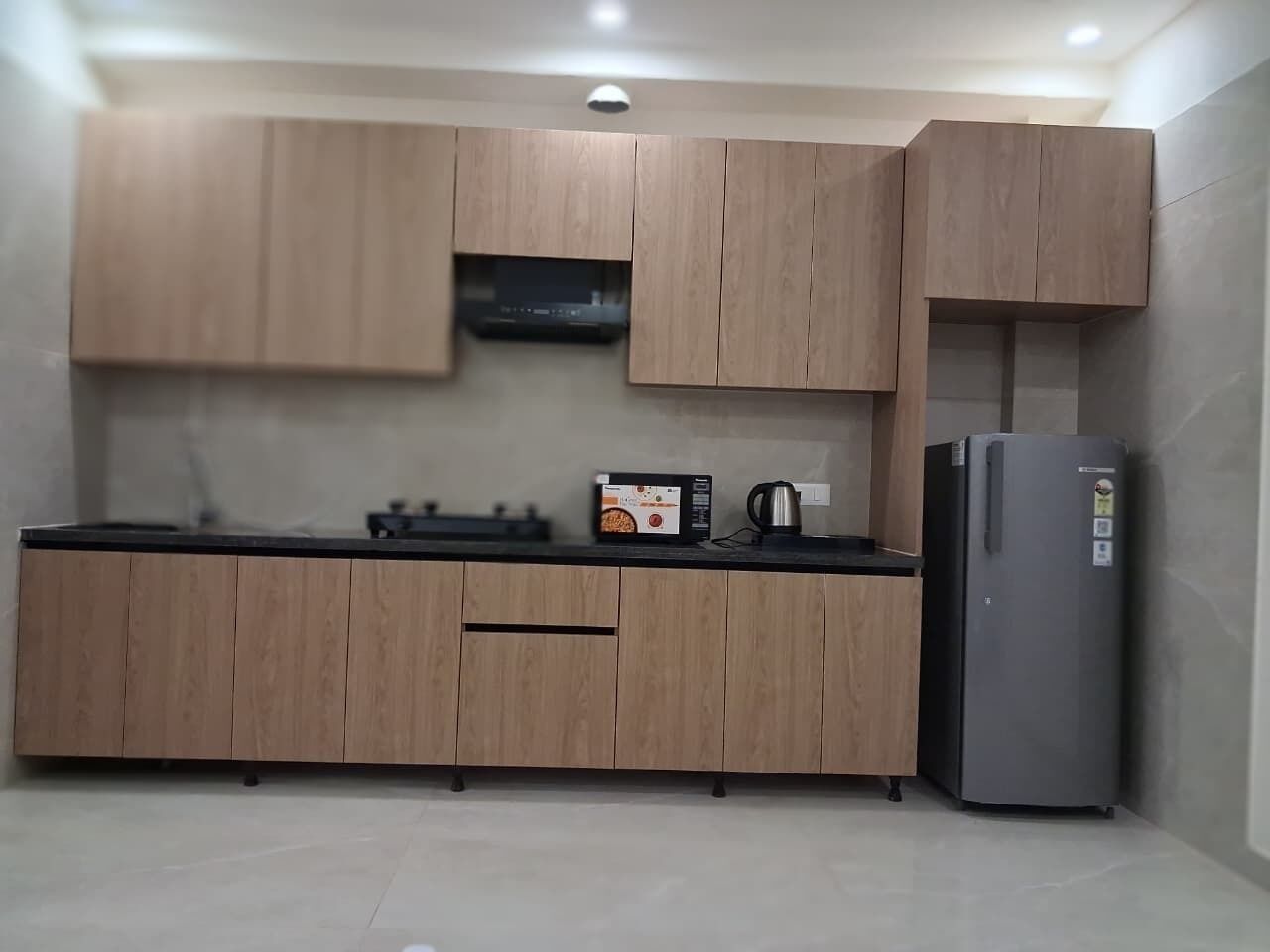 Full-sized fridge, microwave, oven, stovetop