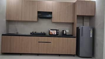 Full-sized fridge, microwave, oven, stovetop