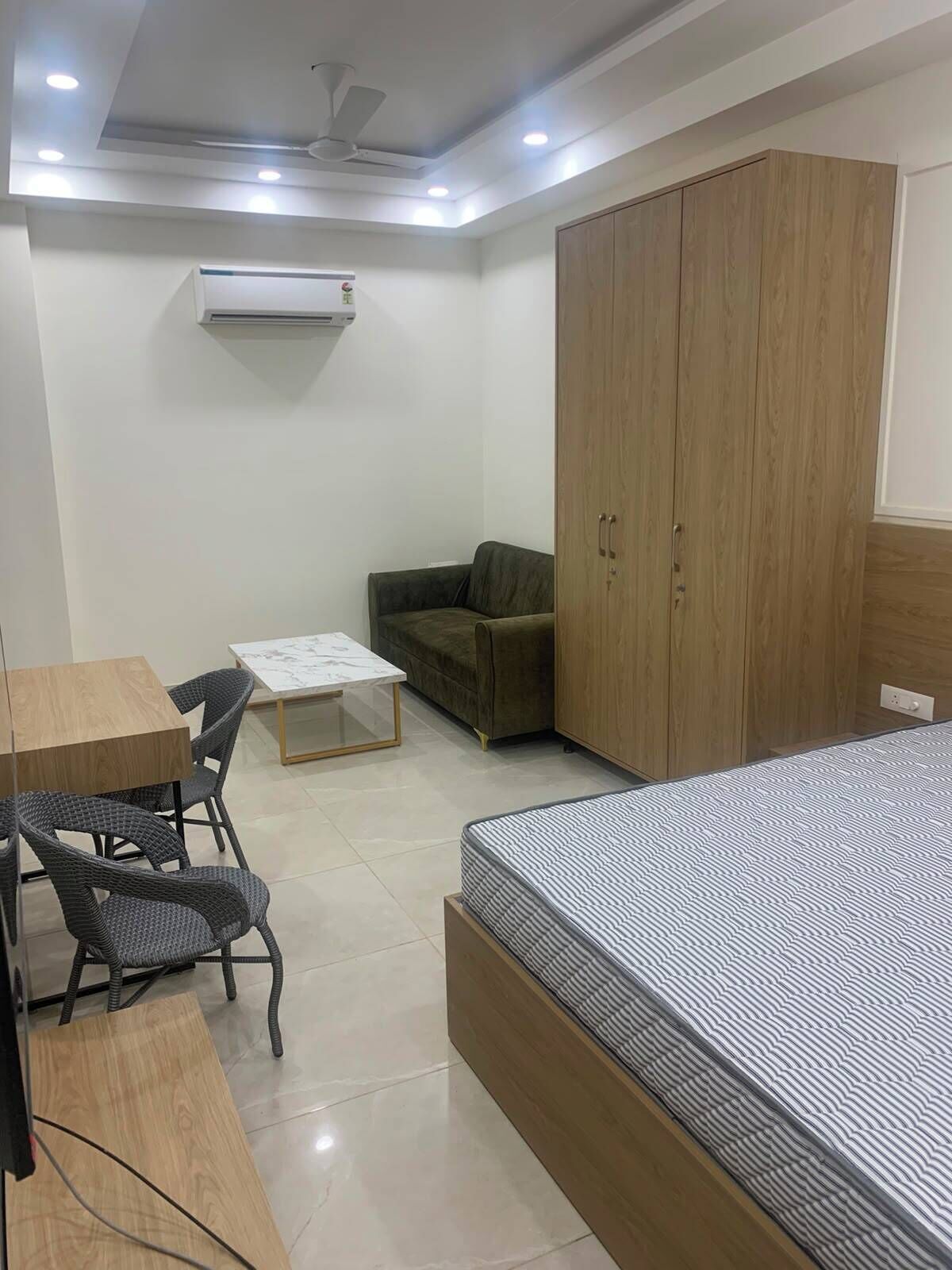 Premium bedding, in-room safe, desk, laptop workspace