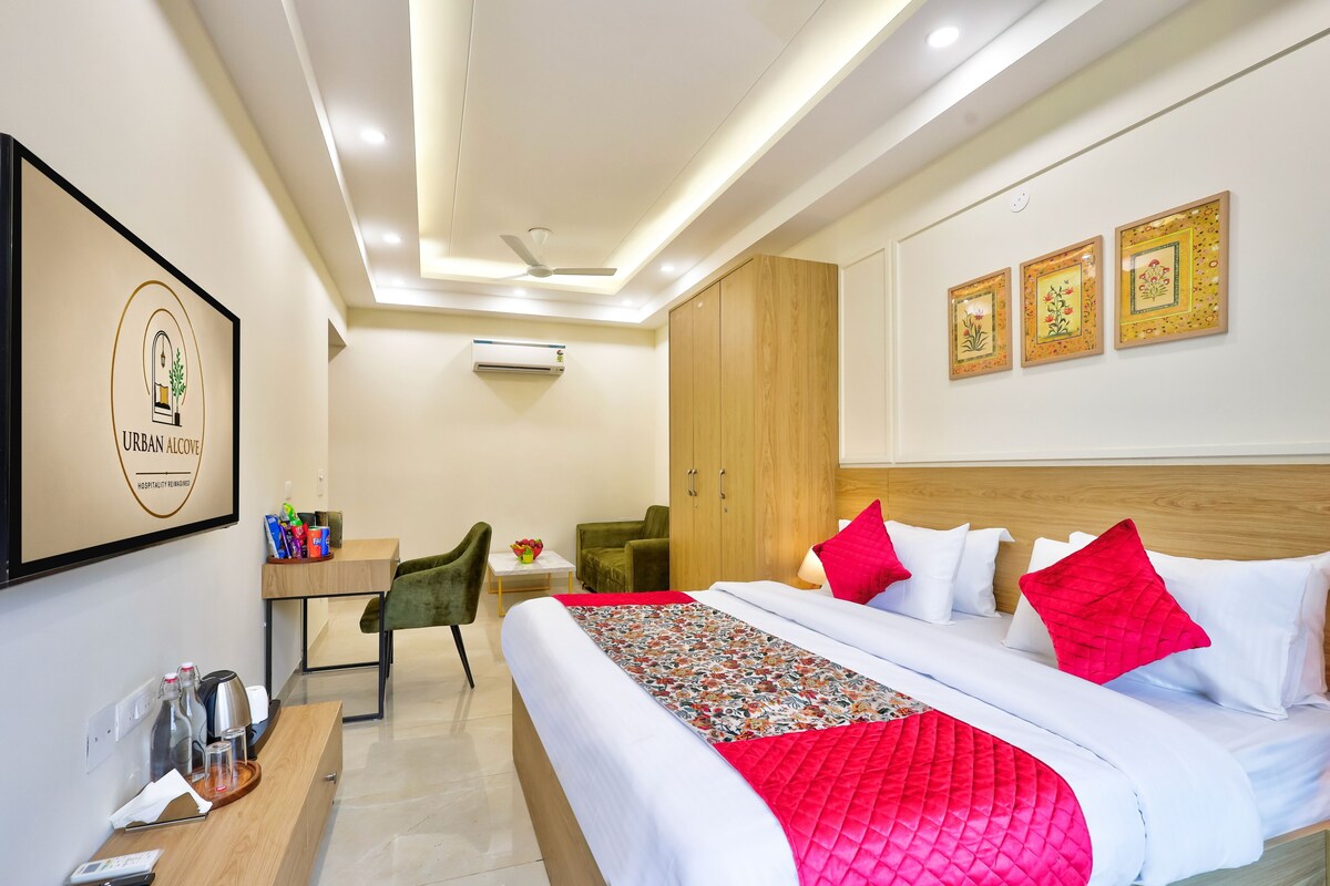 Studio | Peralatan tempat tidur premium, peti besi dalam bilik, meja 