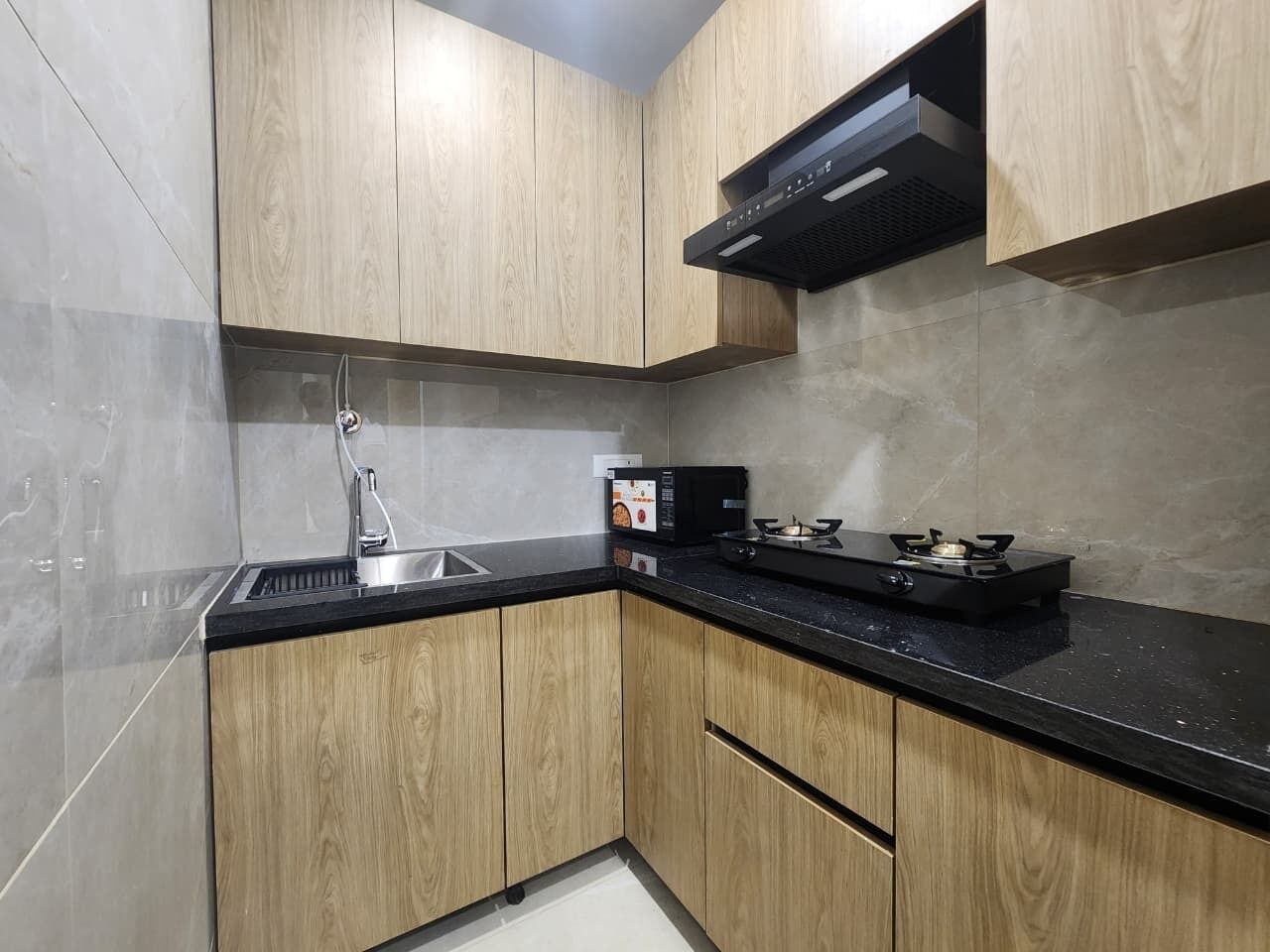Full-sized fridge, microwave, oven, stovetop
