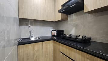 Full-sized fridge, microwave, oven, stovetop
