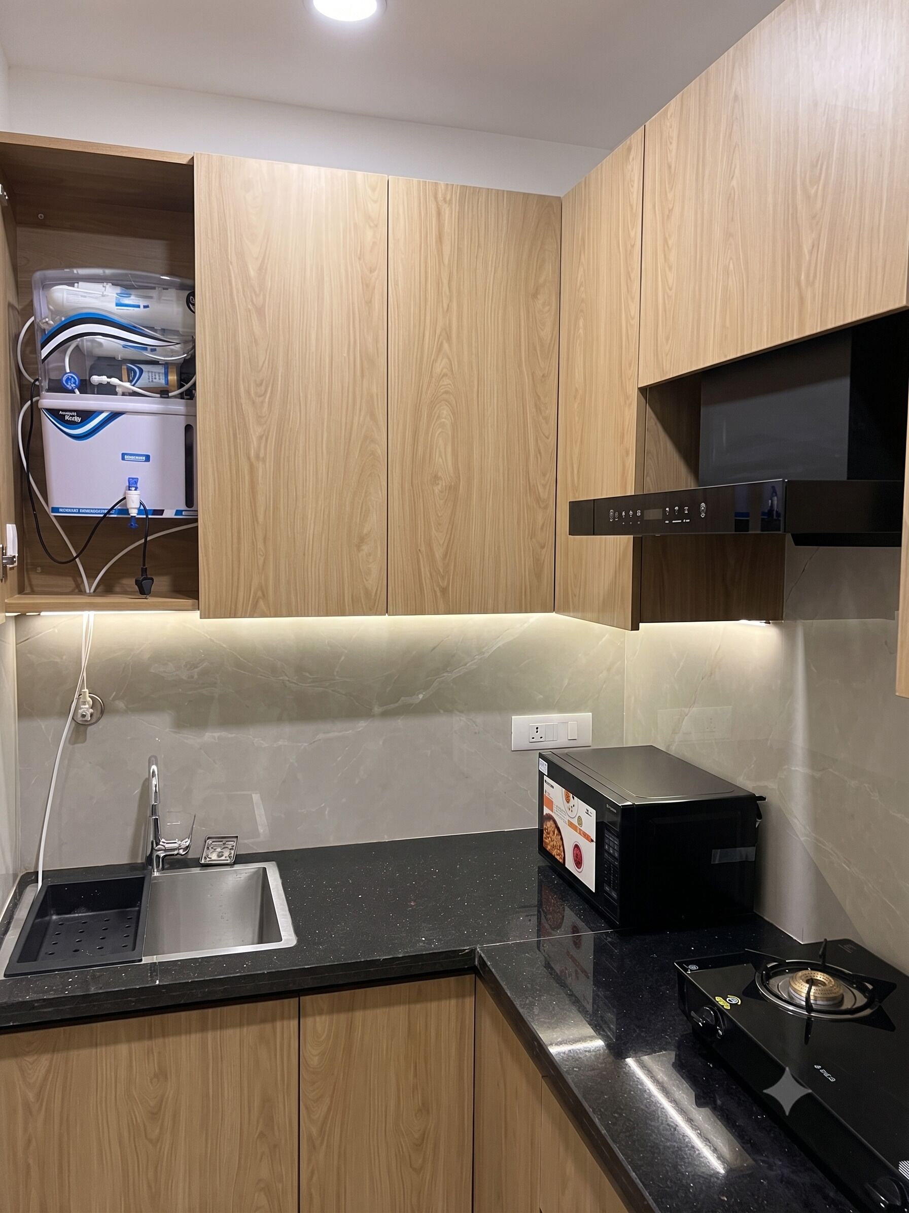 Full-sized fridge, microwave, oven, stovetop