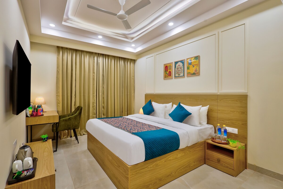 Suite, City View | Peralatan tempat tidur premium, peti besi dalam bilik, meja 