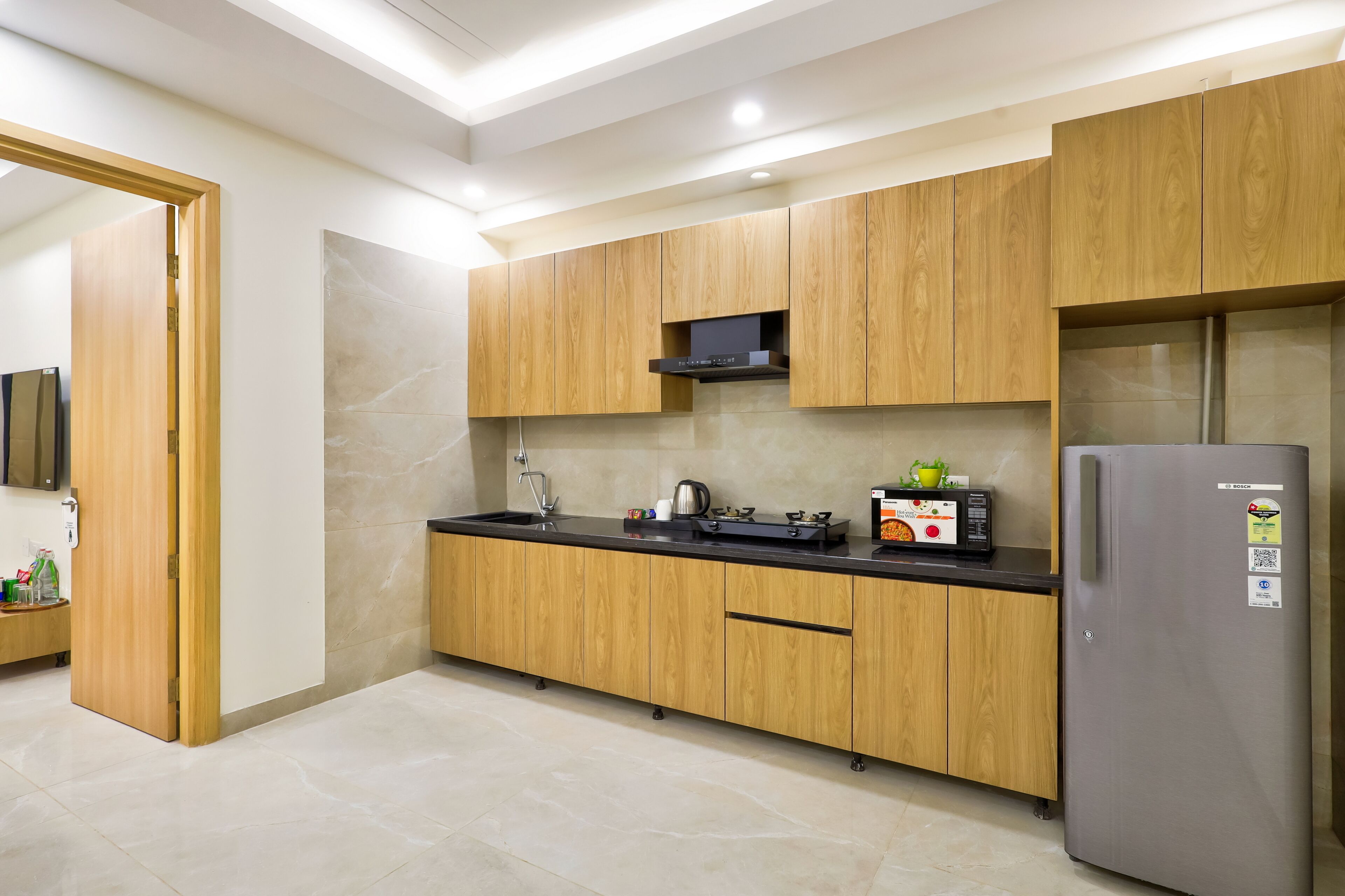 Studio Suite | Private kitchen | Full-size fridge, microwave, oven, stovetop