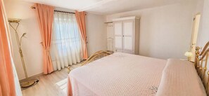 Bügeleisen/Bügelbrett, Reisekinderbett, WLAN, Bettwäsche