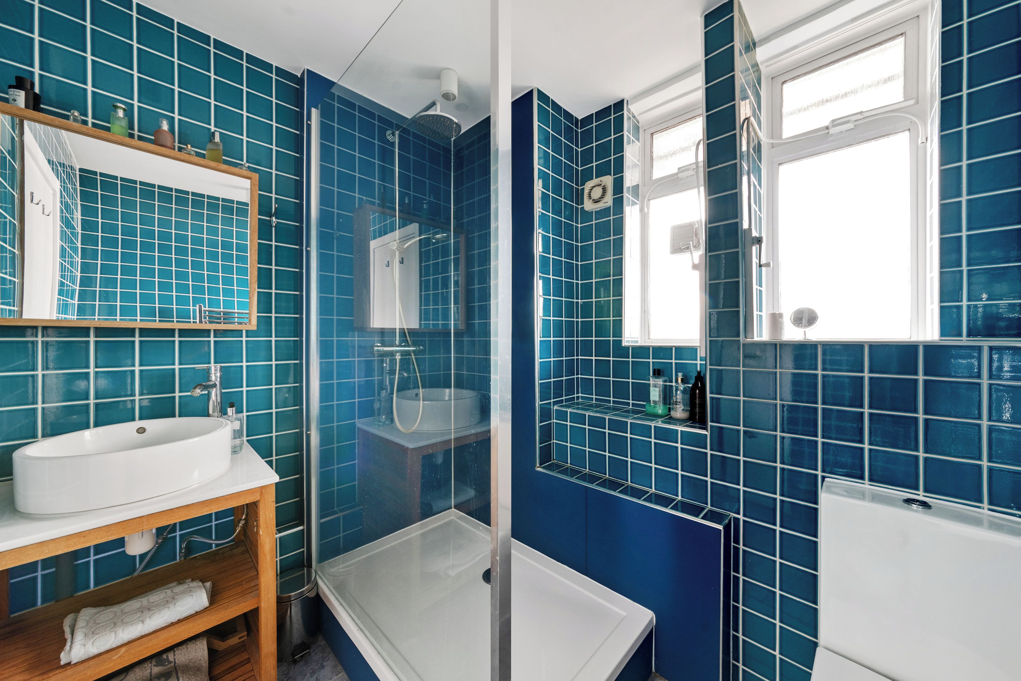 Un bagno con un lavandino bianco, una doccia con pareti in vetro e una vasca da bagno.