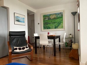 Dining - Airy 1BD Flat with Balcony, Battersea (Greater London)