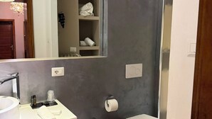 A modern bathroom with a vanity, sink, bidet, toilet, and a mirror. - La Rocca Guest House & SPA - Family Superior Room 2 (Montefalco)
