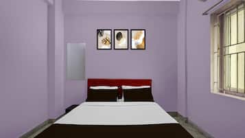Une pièce avec un lit, une fenêtre grillagée et trois tableaux encadrés accrochés au mur.