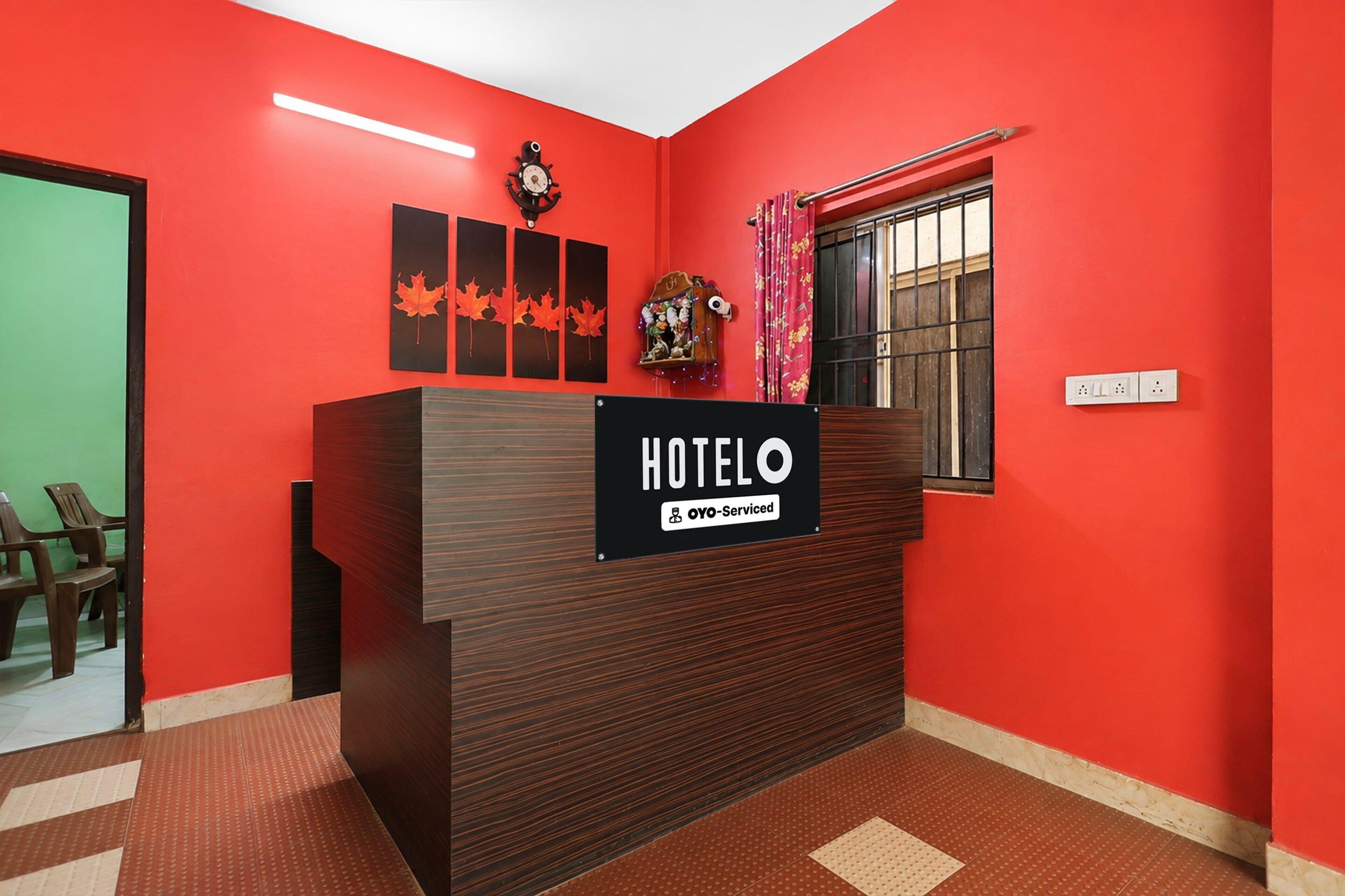 Een hotel receptiebalie met een bord waarop staat dat het wordt beheerd door OYO.